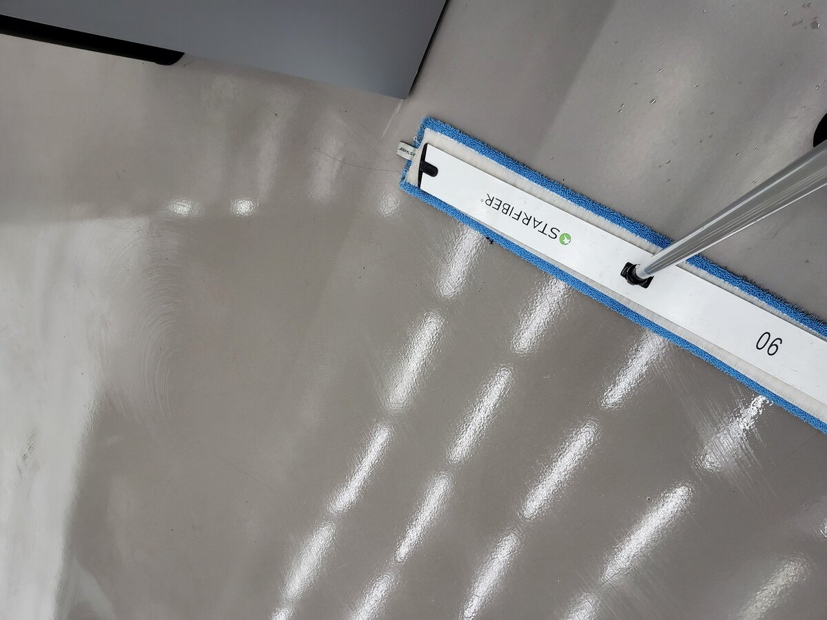 전시장 바닥·유리 관리